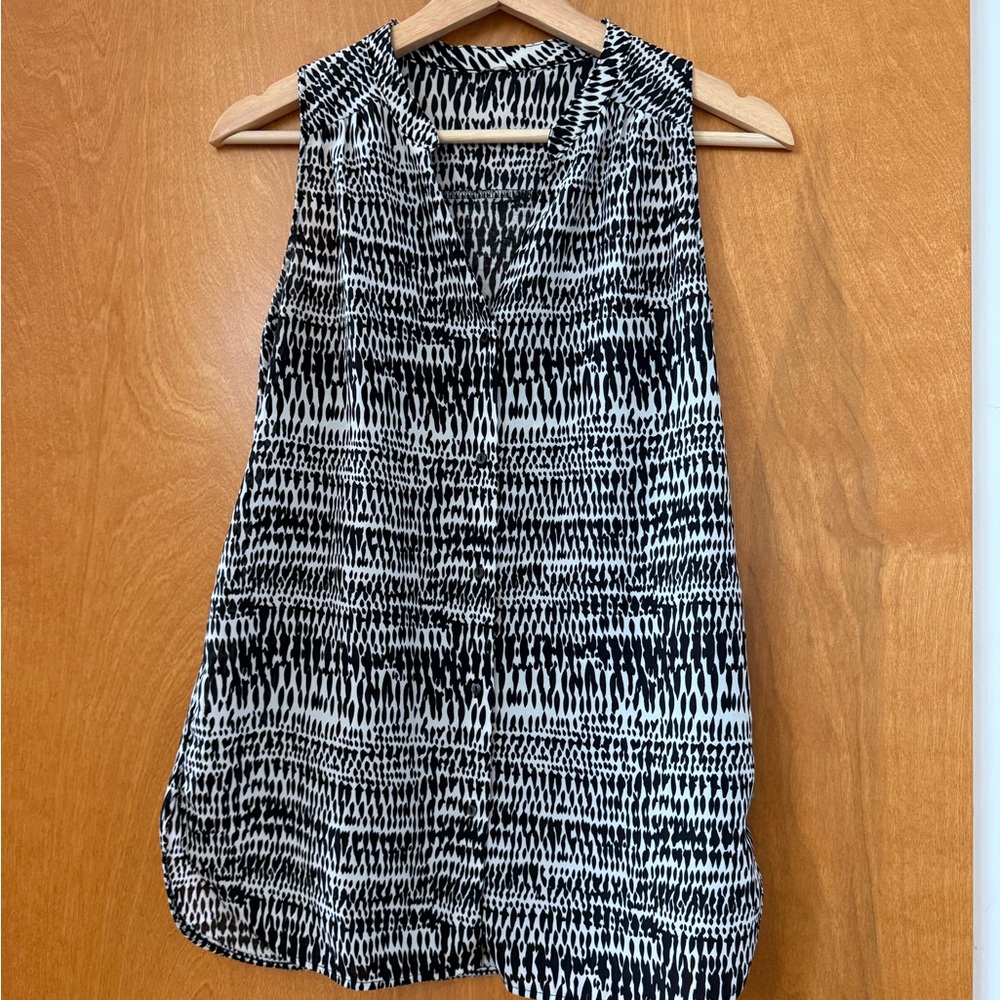 H&M Black and White Sleeveless V-Neck Patterned Blouse
